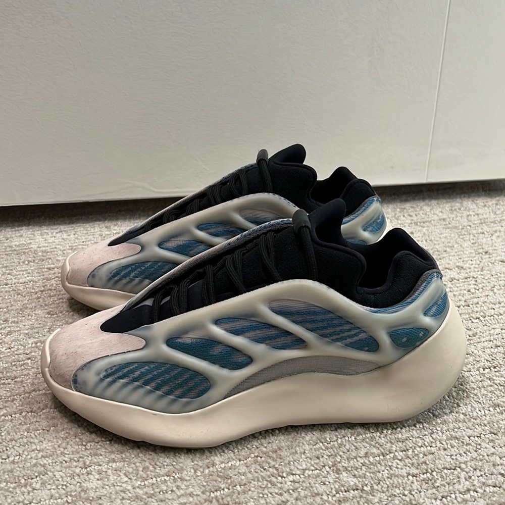 YEEZY 700 V3 ‘KYANITE’ SIZE 6.5MEN / US 8 WOMENS